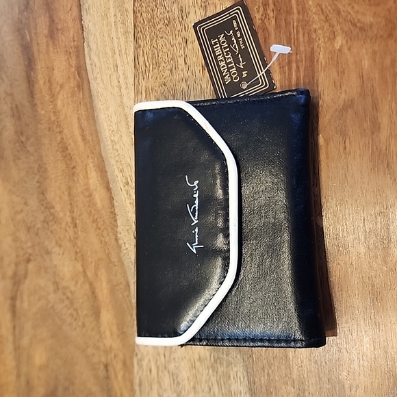 Gloria Vanderbilt Wallet - Picture 1 of 6